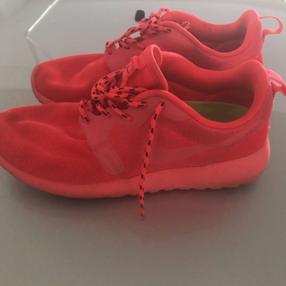 Roshe runs women